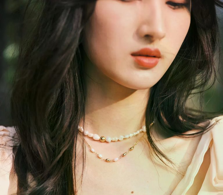 佩戴珍珠项链的女性肖像