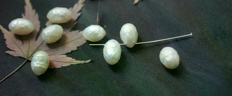 枫叶上的巴洛克珍珠