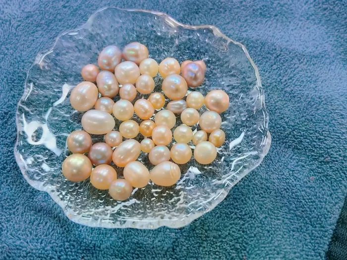 玻璃碟中的粉色与香槟色淡水珍珠