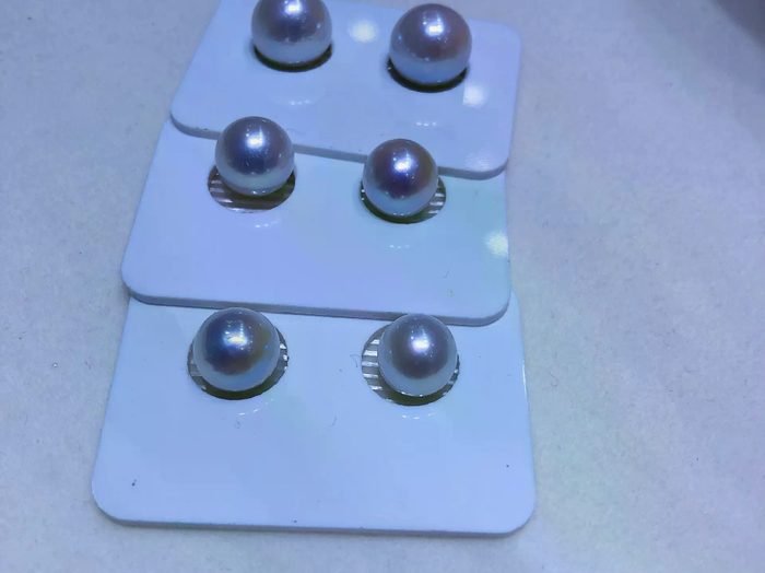 白色卡片上固定的银灰色珍珠